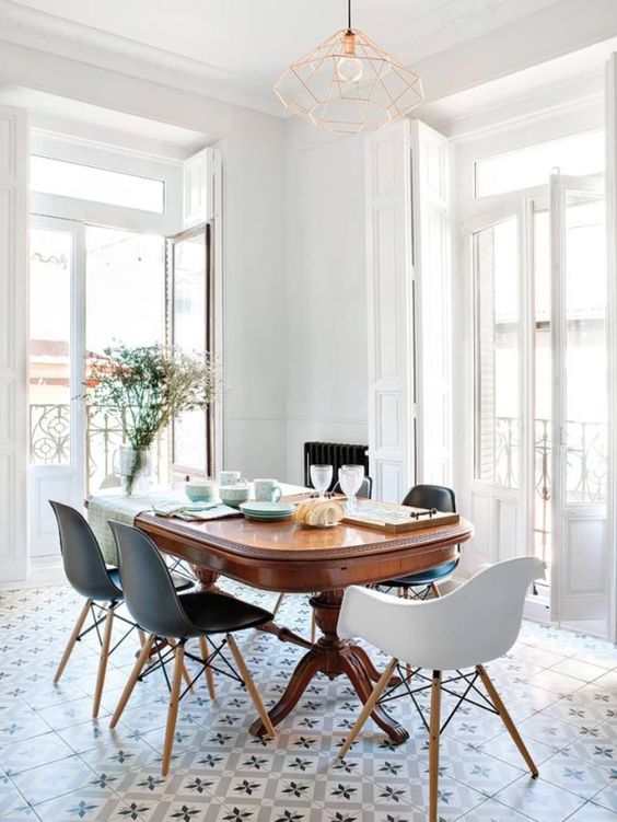 You can see a dining room with colliding styles.