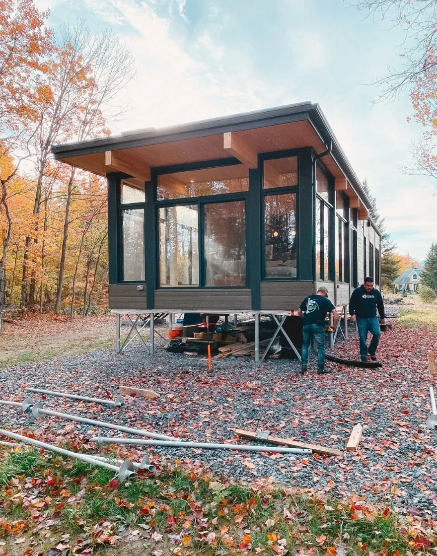 Construction de chalet sur pieux vissés en milieu forestier