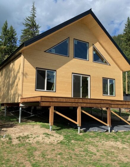 Cottage on piles by Postech Thompson Valley