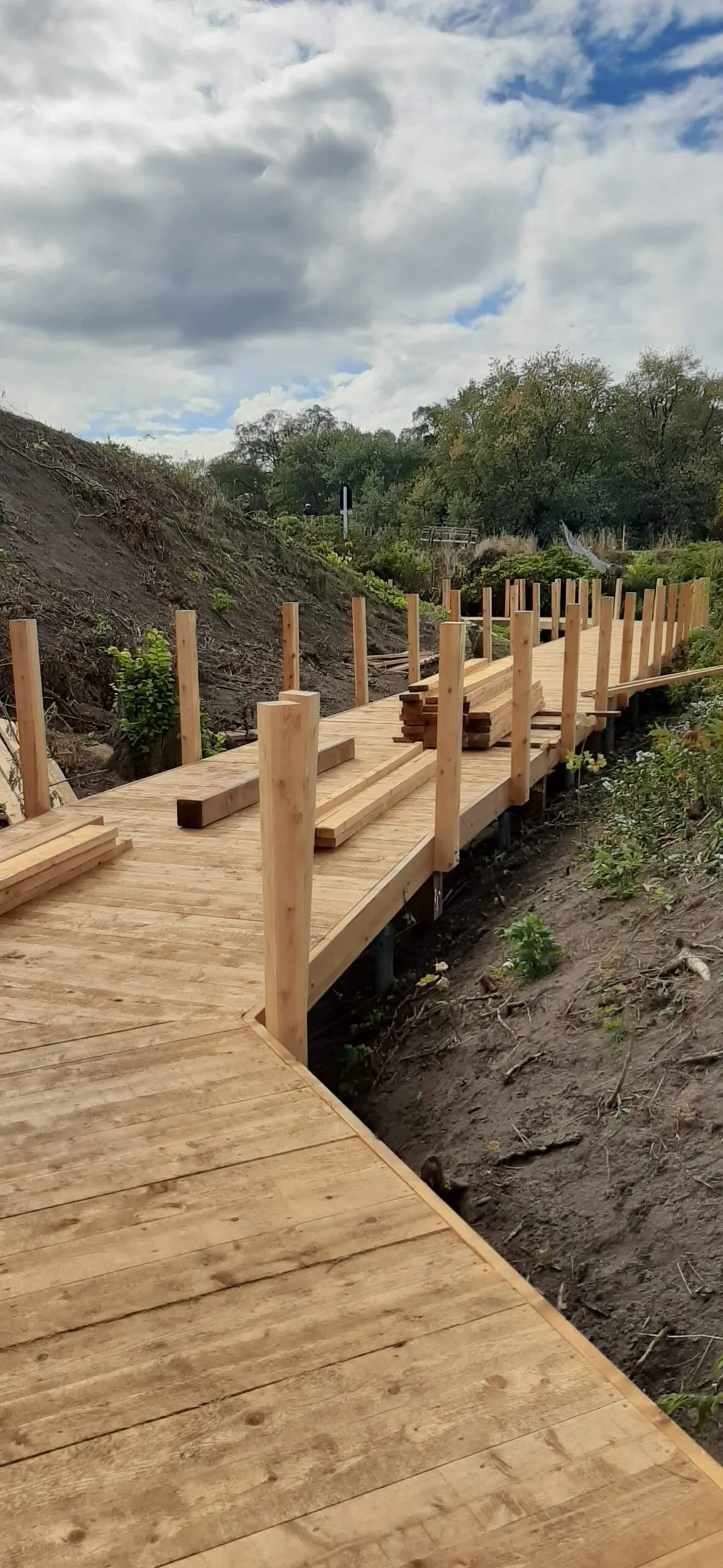 Passerelle surélevée installée avec pieux vissés